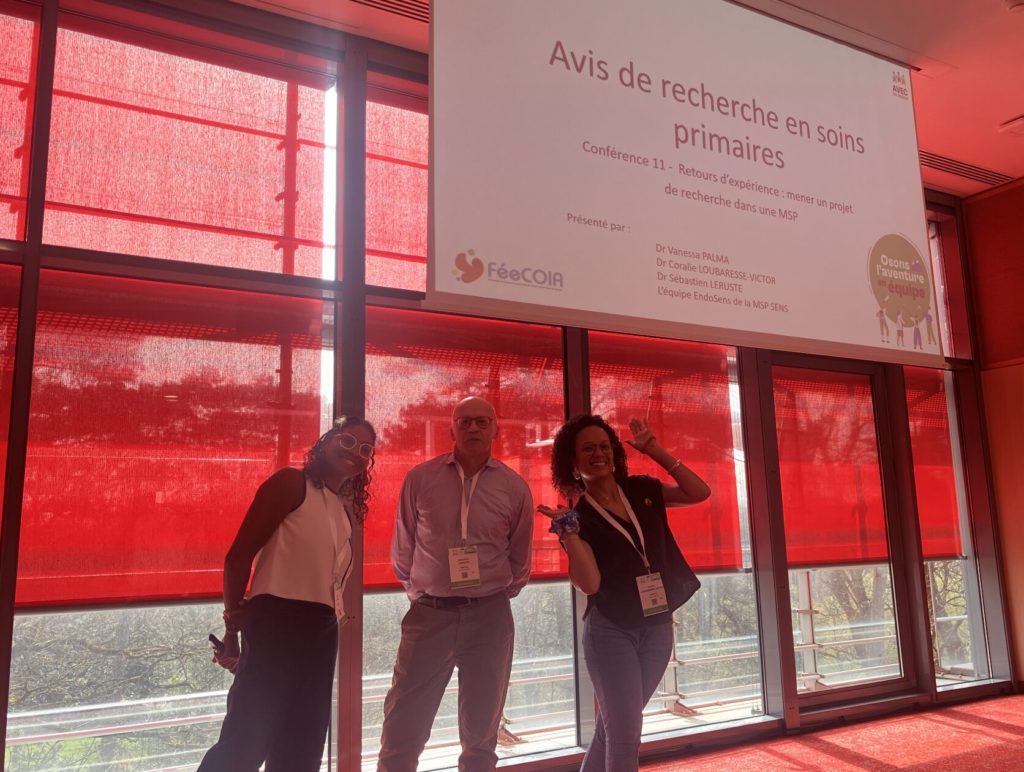 Membres de la FéeCOIA réalisant une présentation