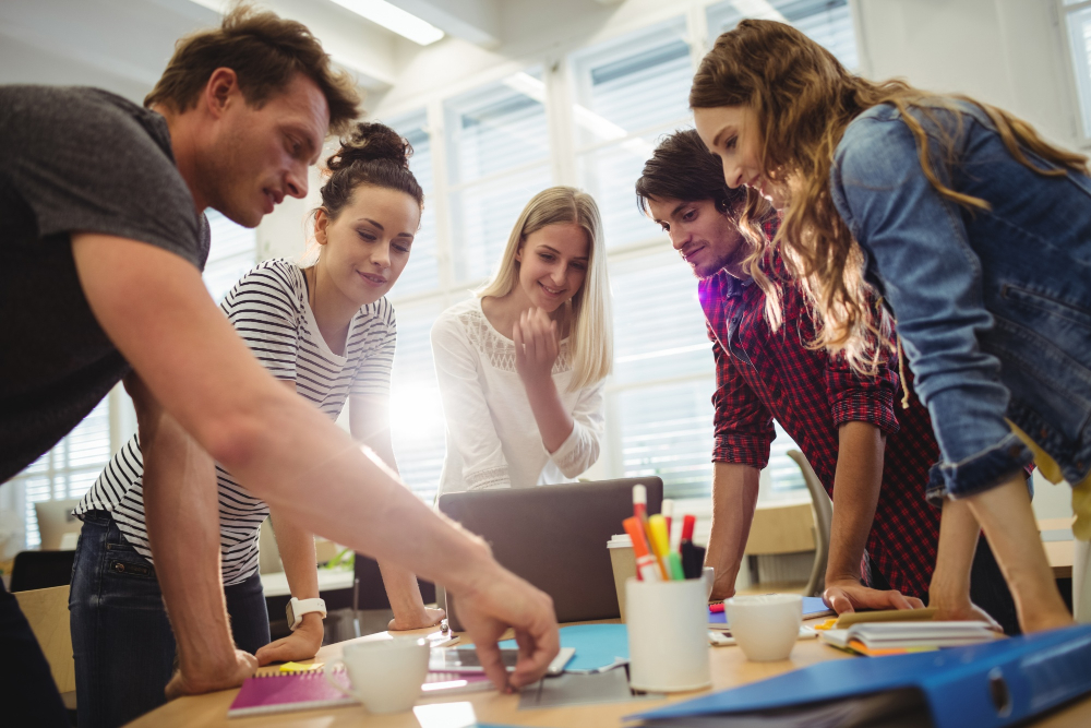Equipe de personnes réfléchissant autour d'une table