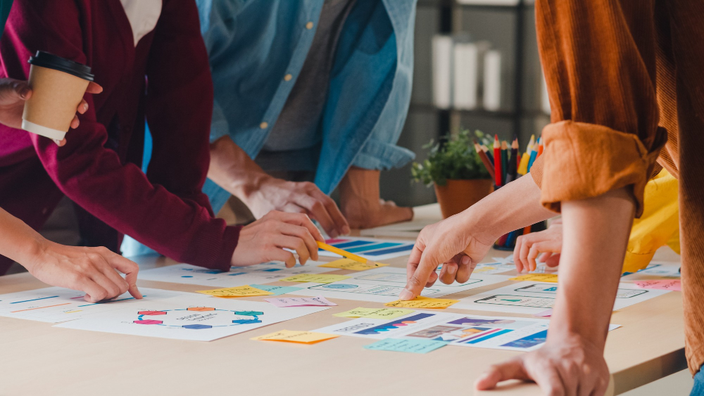 Brainstorming d'équipe sur une table