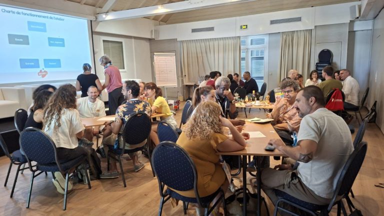 Groupes de personnes réunies sur des tables