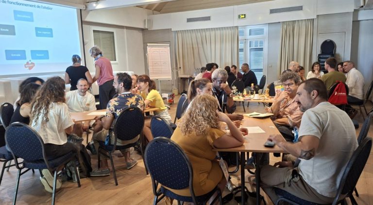 Groupes de personnes réunies sur des tables