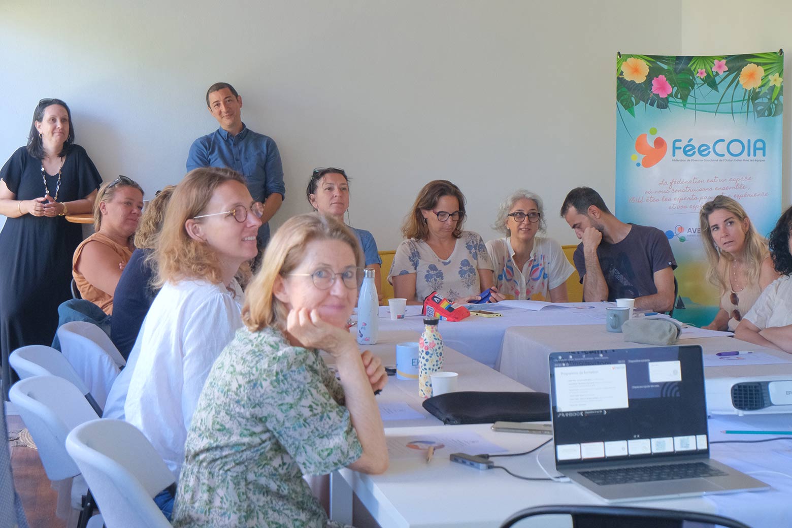 Professionnels de santé réuni autour d'une table pour une formation avec la FéeCOIA