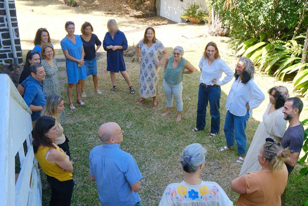 Personnes en rond pour un atelier ludique de présentation à l'occasion d'une formation