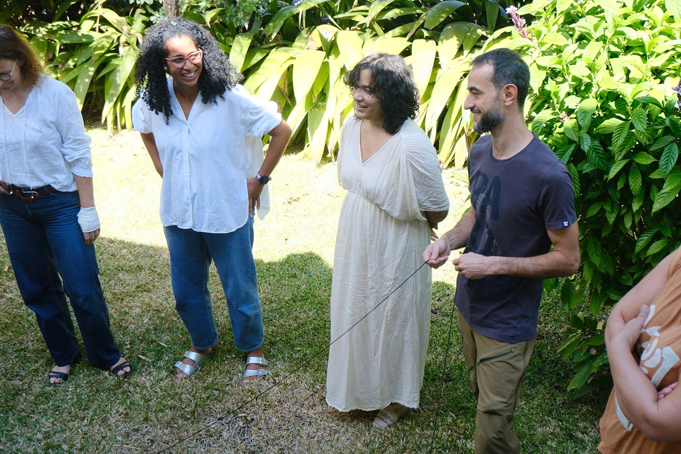 Personnes en rond pour un atelier ludique de présentation à l'occasion d'une formation