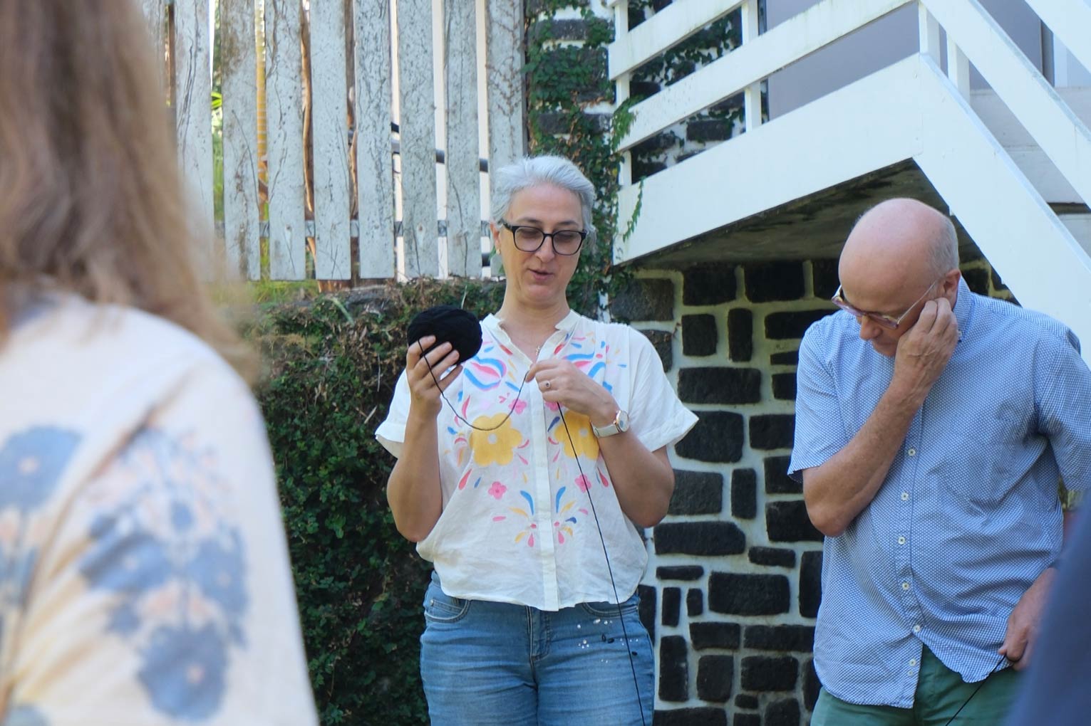 Femme tenant une pelote de laine pour un atelier ludique de présentation à l'occasion d'une formation