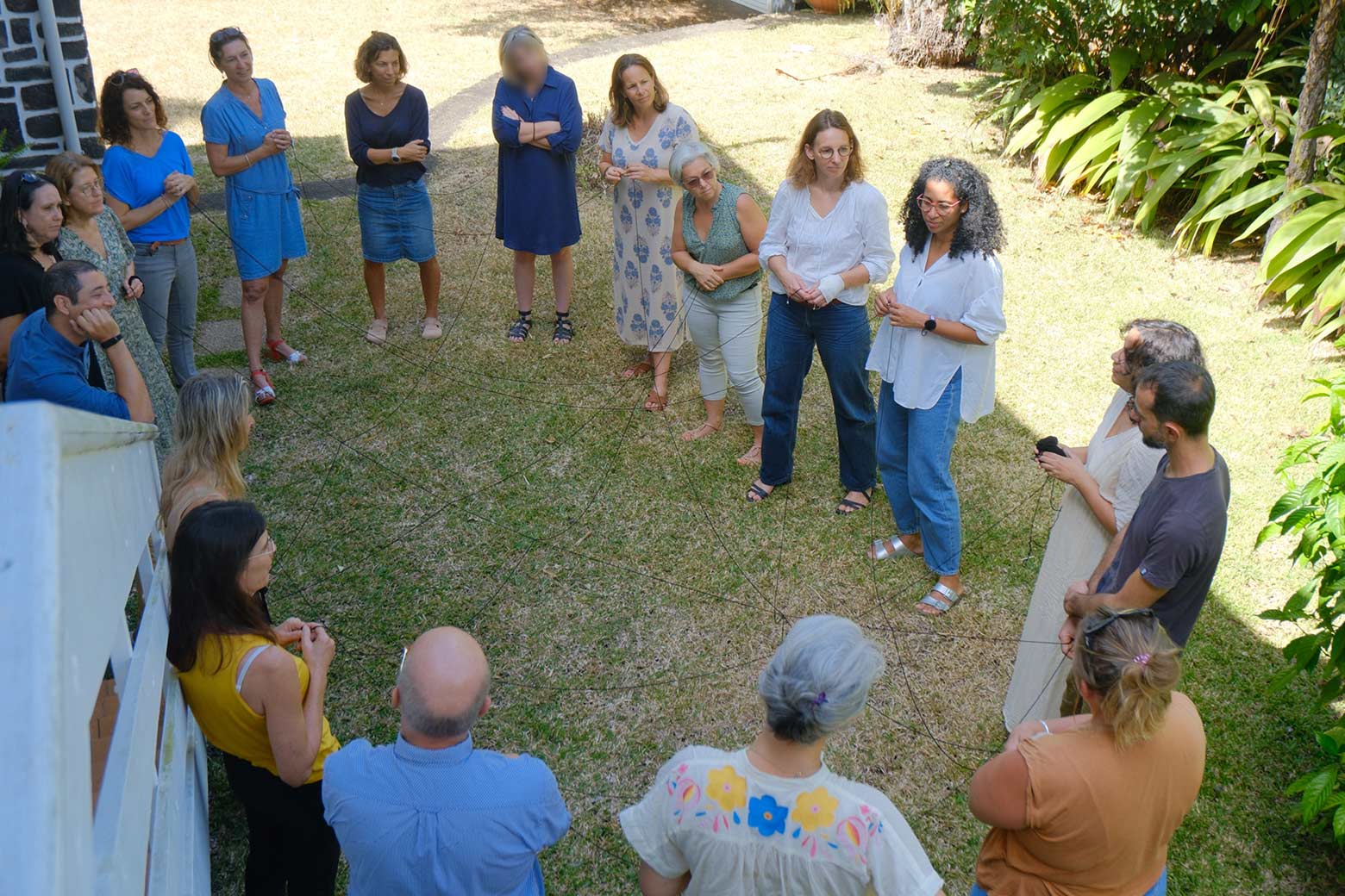 Personnes en rond pour un atelier ludique de présentation à l'occasion d'une formation