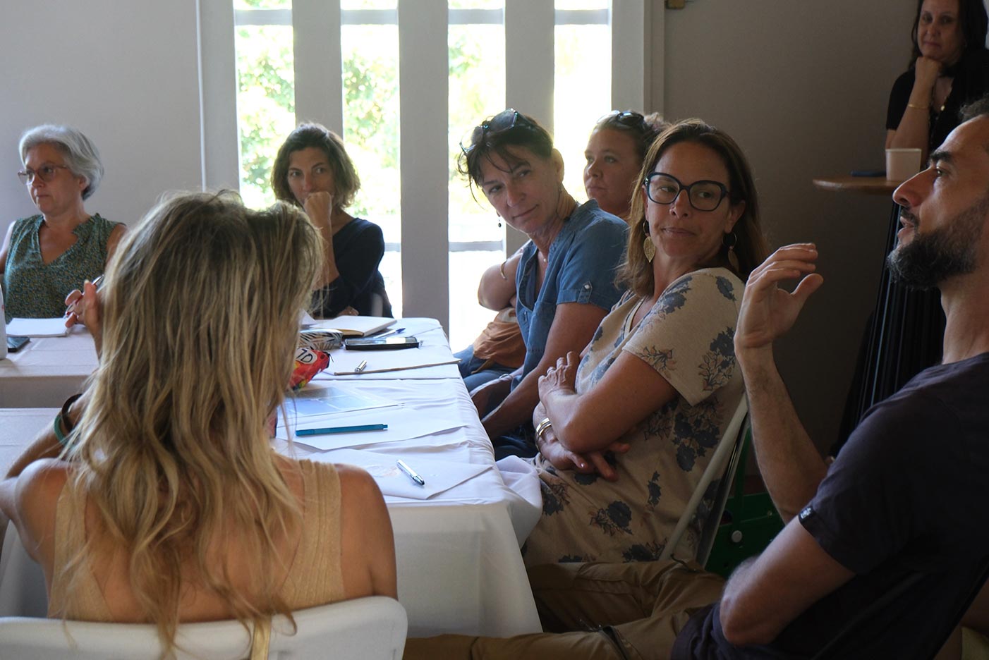 Professionnels de santé réuni autour d'une table pour une formation avec la FéeCOIA