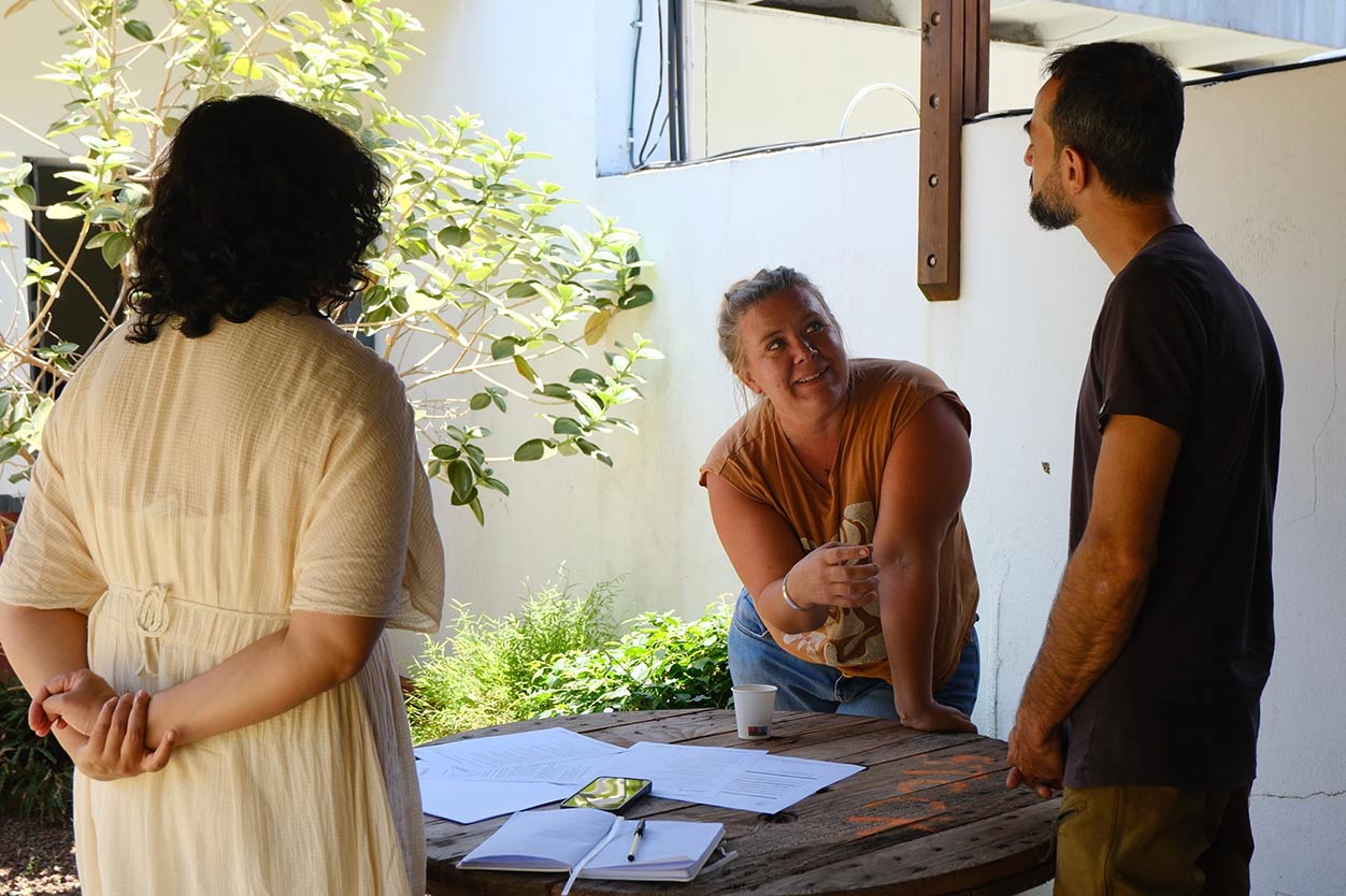 Échange entre trois professionnelles de santé