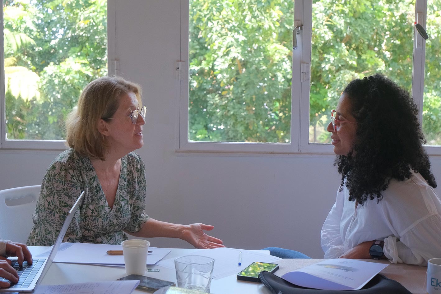 Échange entre deux professionnelles de santé