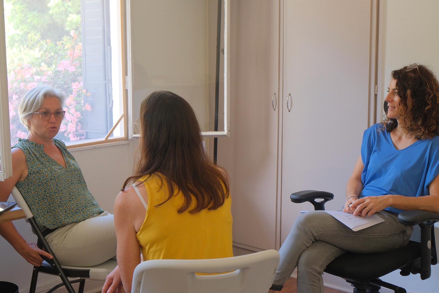 Échange entre trois professionnelles de santé